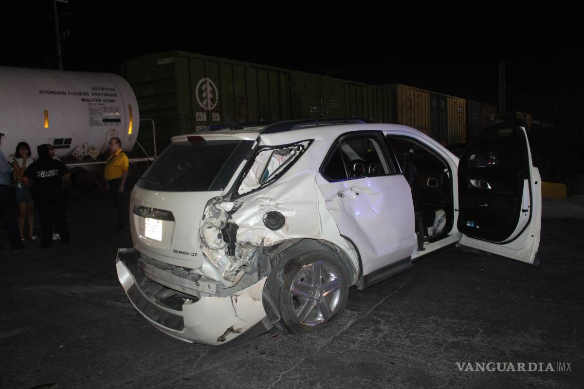 Saltillo: intenta ganarle el paso al tren y deja cinco heridos, entre ellos un bebé grave