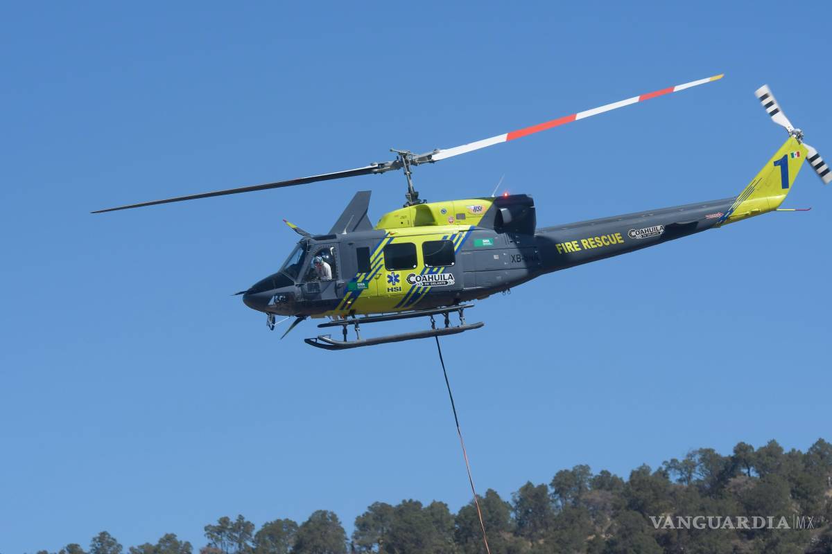 $!El helicóptero Bell utilizado en las labores de combate al incendio en Arteaga, que sufrió un aterrizaje forzoso durante las maniobras.