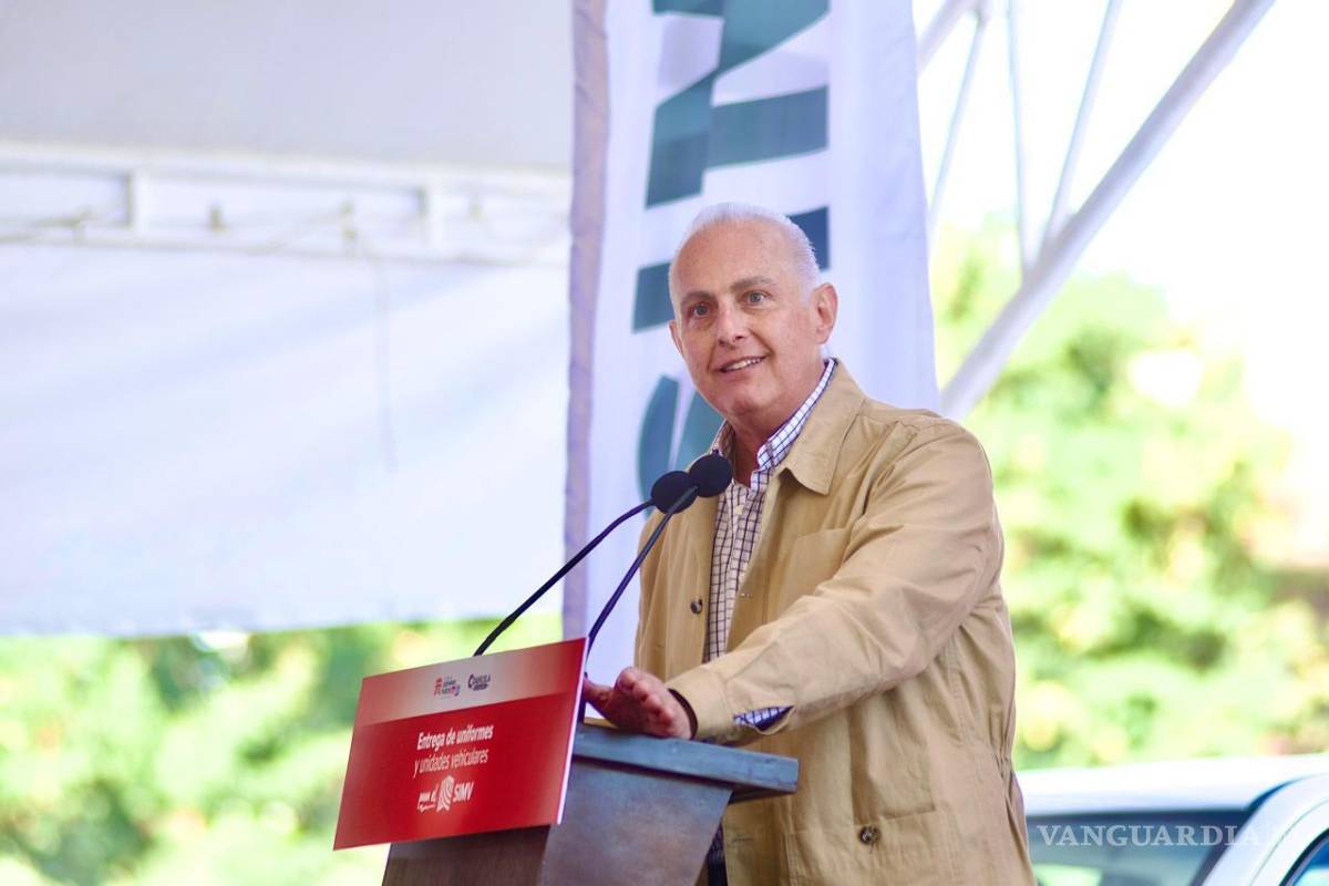 $!Román Alberto Cepeda González supervisó la entrega de uniformes y equipo a las cuadrillas de mantenimiento vial.