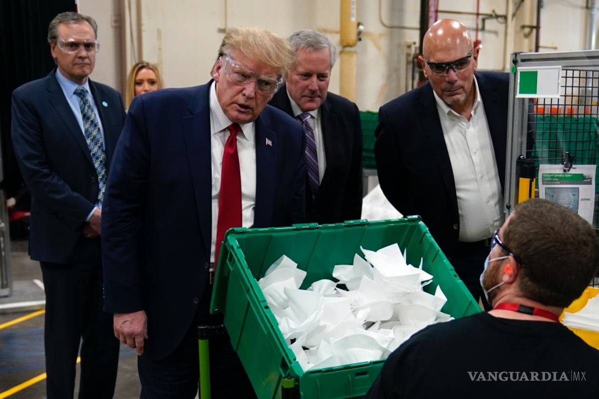 Donald Trump rompe las normas de seguridad al visitar una fábrica de cubre bocas en Arizona