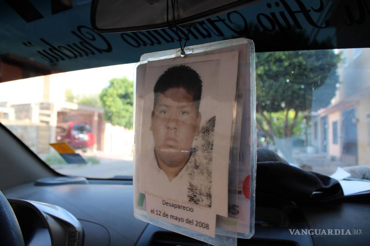$!El rostro de su hijo desaparecido acompaña siempre los viajes de José Salas como taxista.