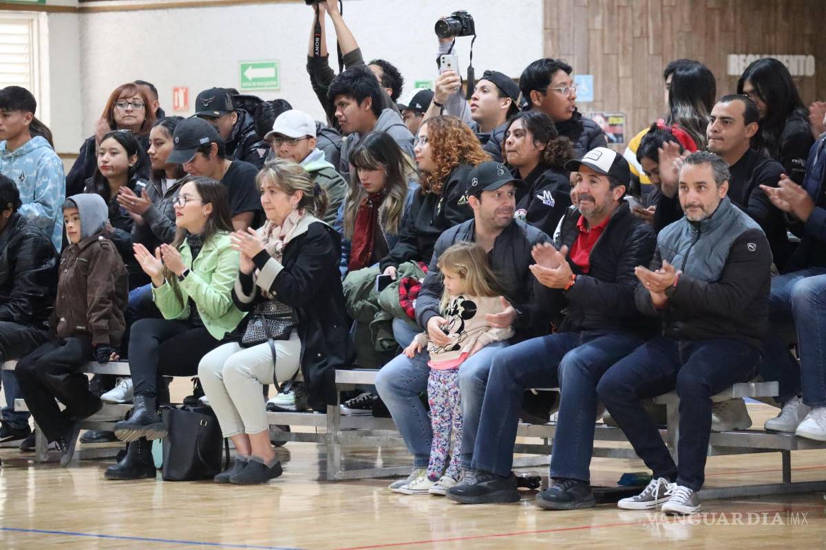 $!La afición saltillense se dio cita en la duela del gimnasio para apoyar a los de casa.