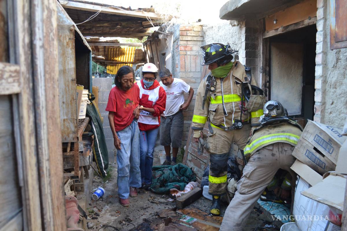 Quema su casa al dormir con un cigarro prendido