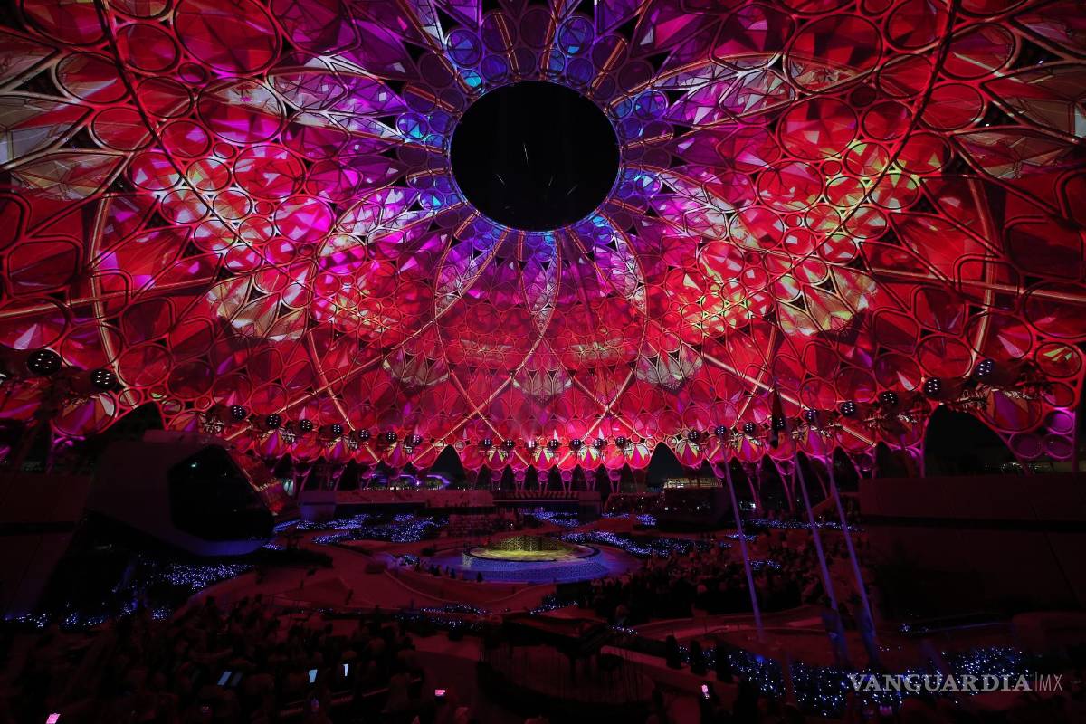 $!El logotipo de EXPO 2020 Dubai se desplaza mientras los bailarines actúan en el centro de espectáculos en Al Wasl Plaza en el sitio de EXPO durante la ceremonia de apertura oficial de EXPO 2020, Dubai, Emiratos Árabes Unidos. EFE/EPA/Ali Haider