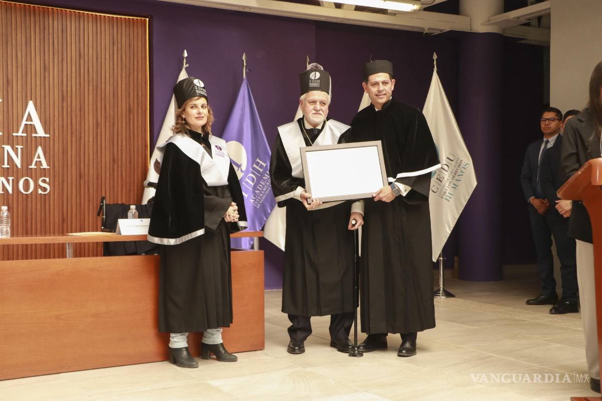 $!El Dr. Berchelmann expresó su agradecimiento por tan alto reconocimiento.