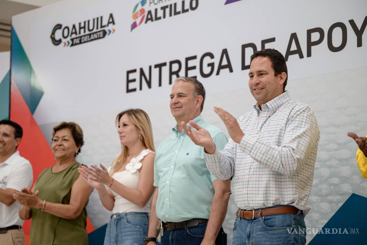 $!El alcalde Javier Díaz González encabezó la entrega de apoyos económicos a brigadistas forestales, destacando su valor y compromiso en la defensa de las sierras, ejidos y parques de Saltillo.
