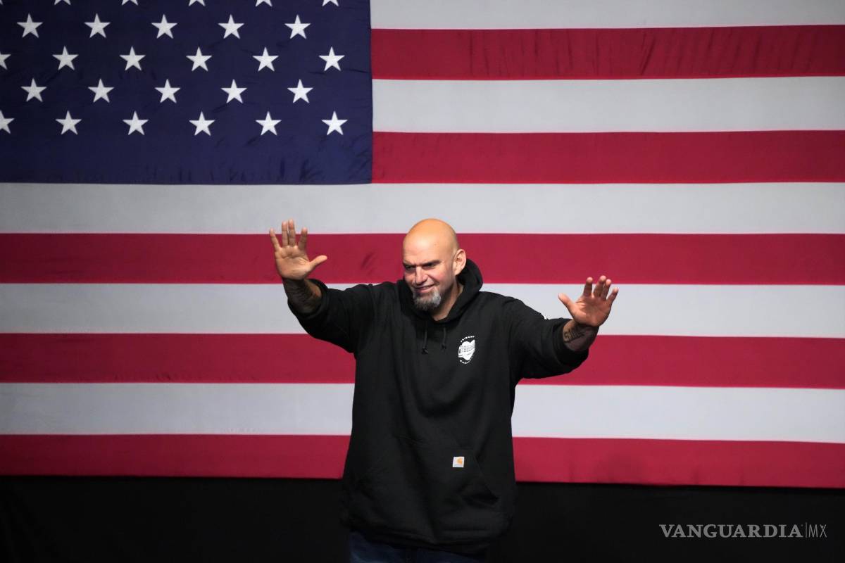 $!El vicegobernador de Pensilvania, John Fetterman, candidato demócrata al Senado saluda a sus partidarios en Pittsburgh.