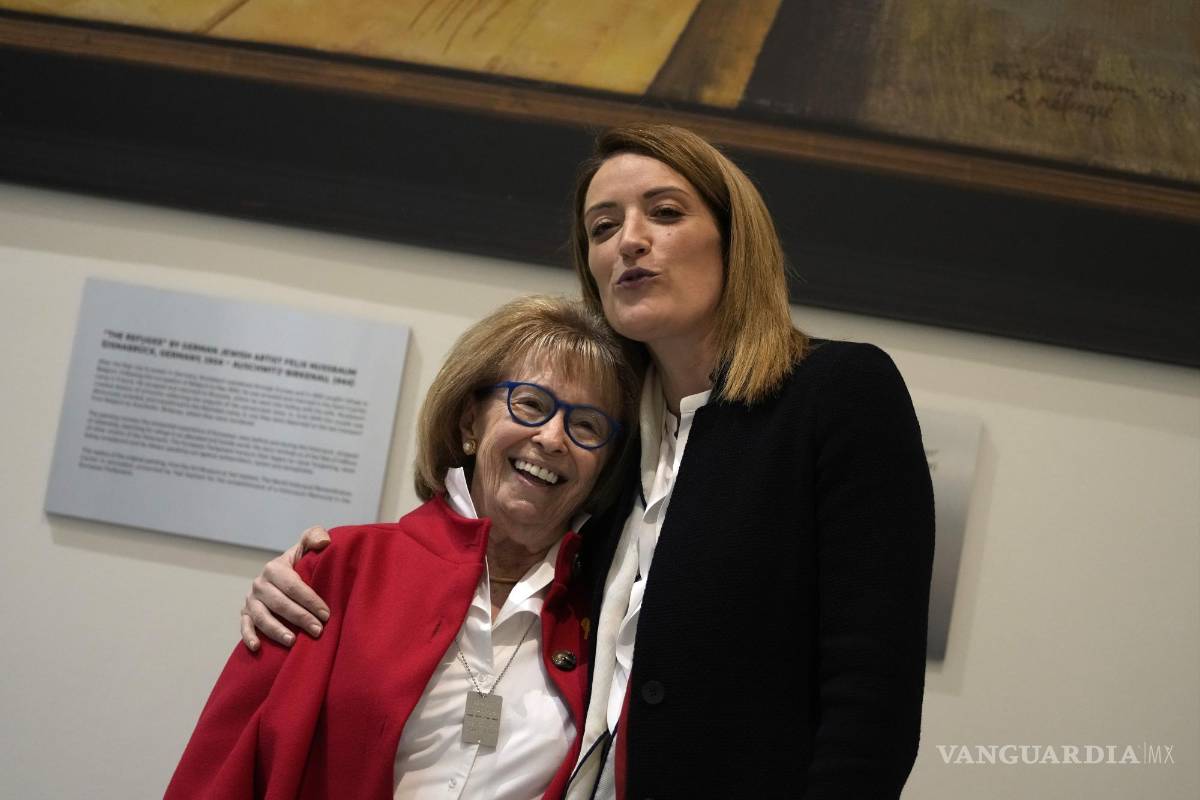 $!Irene Shashar, una sobreviviente del gueto de Varsovia (i), con la presidenta del Parlamento Europeo, Roberta Metsola, en el Parlamento Europeo en Bruselas.