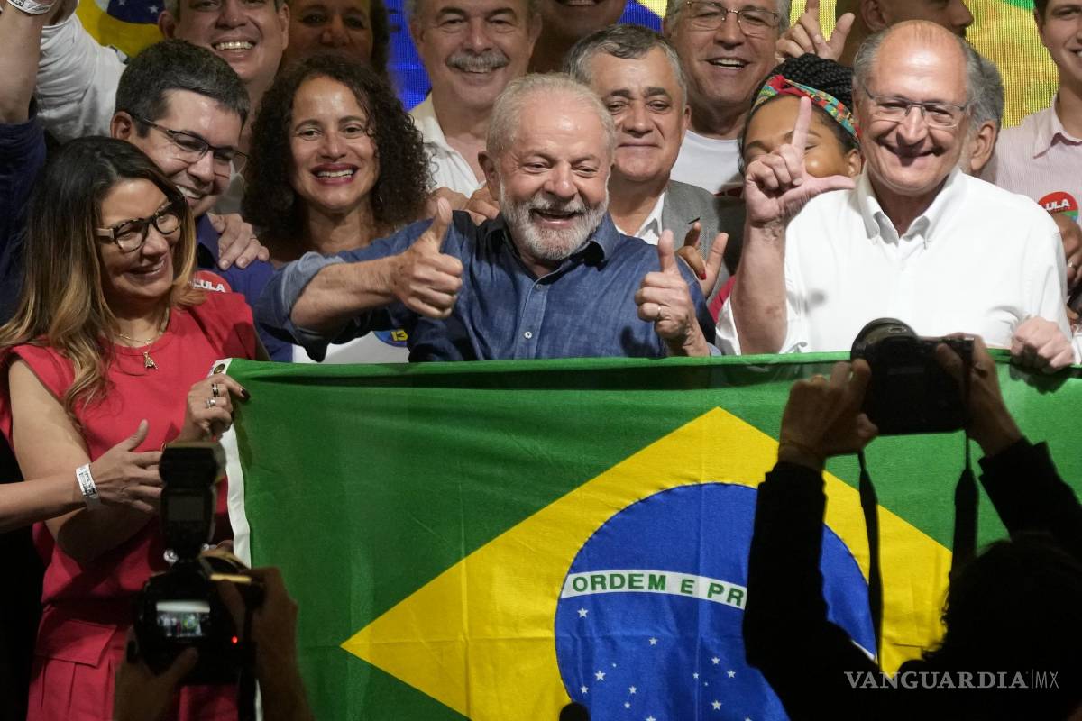 $!El expresidente brasileño Luiz Inácio Lula da Silva festeja con su esposa Rosangela Silva (I) y su compañero de fórmula Geraldo Alckmin (D) luego de que la autoridad electoral dijo que venció al presidente Jair Bolsonaro para convertirse en el próximo mandatario de Brasil.