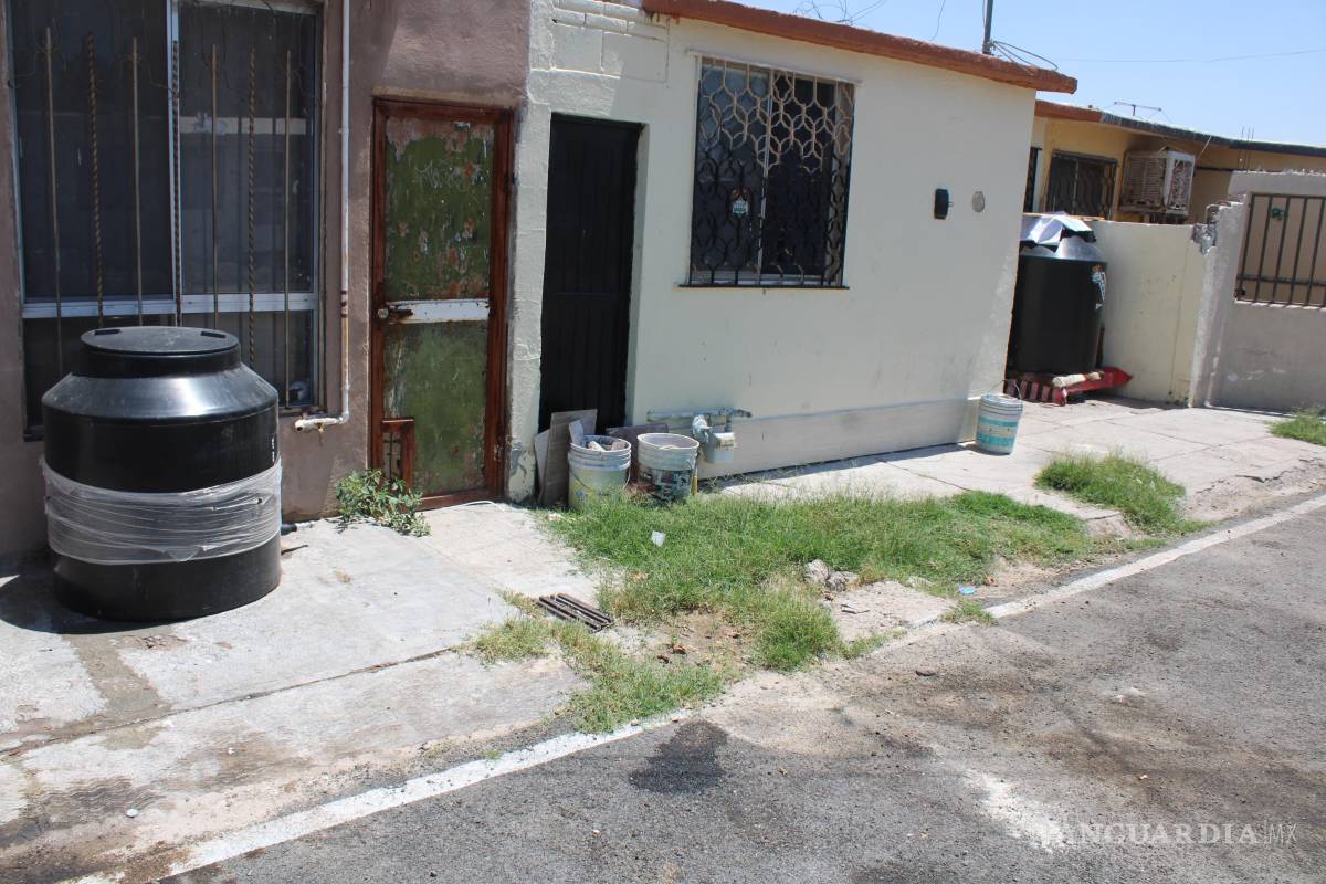 $!﻿Las fachadas de las viviendas en Torreón se han acostumbrado a tener tinas y tambos para almacenar el agua.