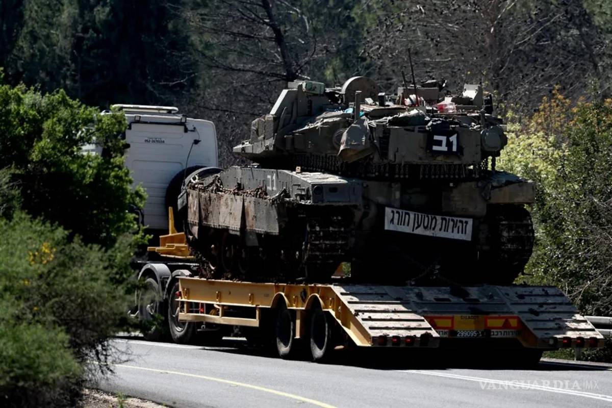 $!Un camión transporta un tanque israelí en un lugar no revelado a lo largo de la frontera entre Israel y Líbano.