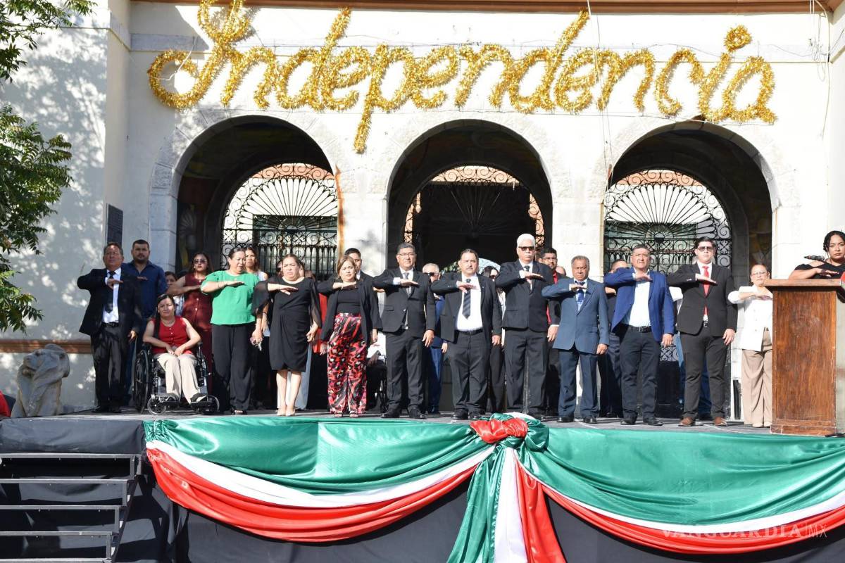 $!El desfile cívico reunió a distintos planteles educativos, quienes recorrieron las calles frente a las autoridades de Cuatro Ciénegas con motivo de las fiestas patrias.