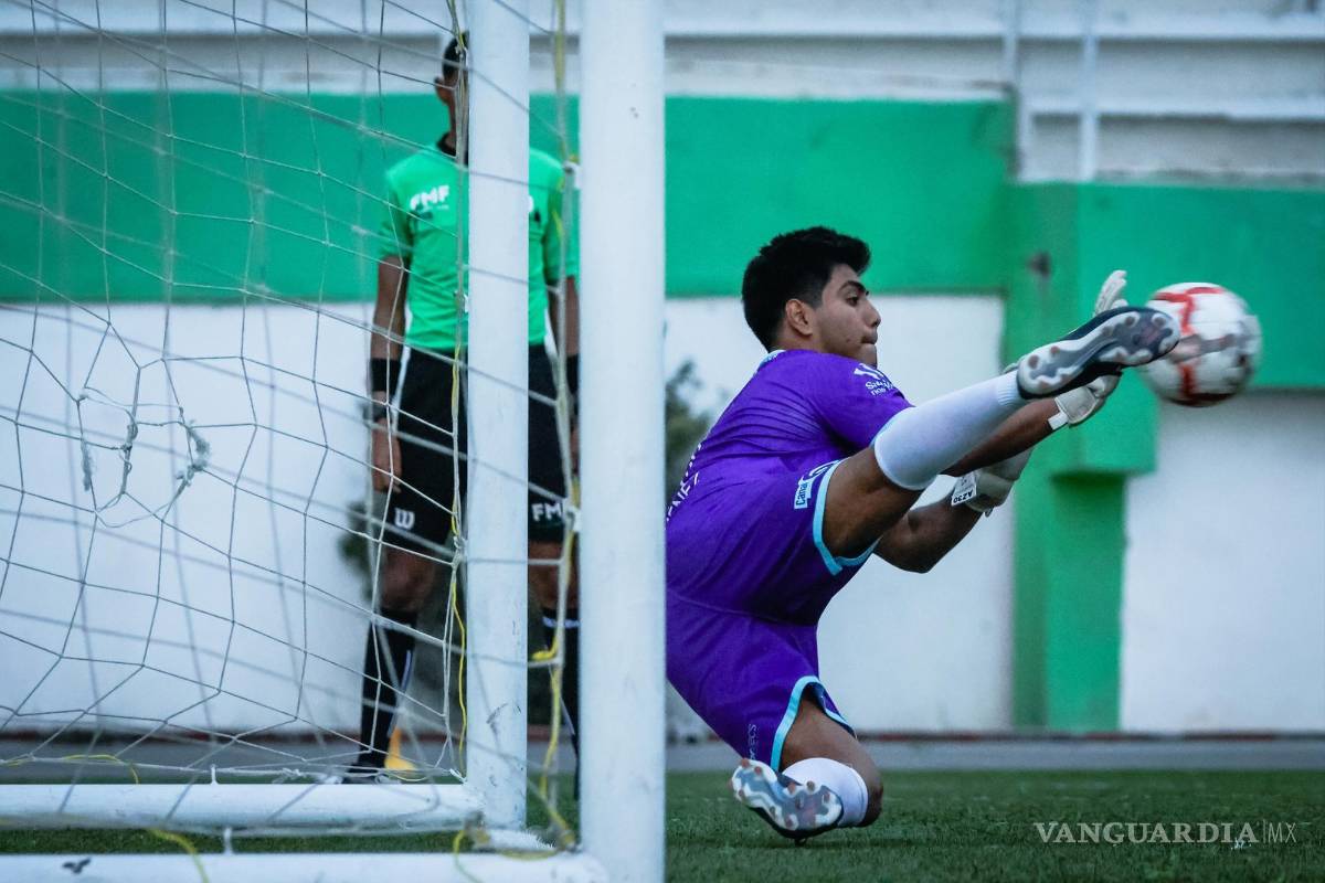 $!Mathías Jiménez sacó ‘las papas del fuego’ y atajó cinco penales en la tanda final.