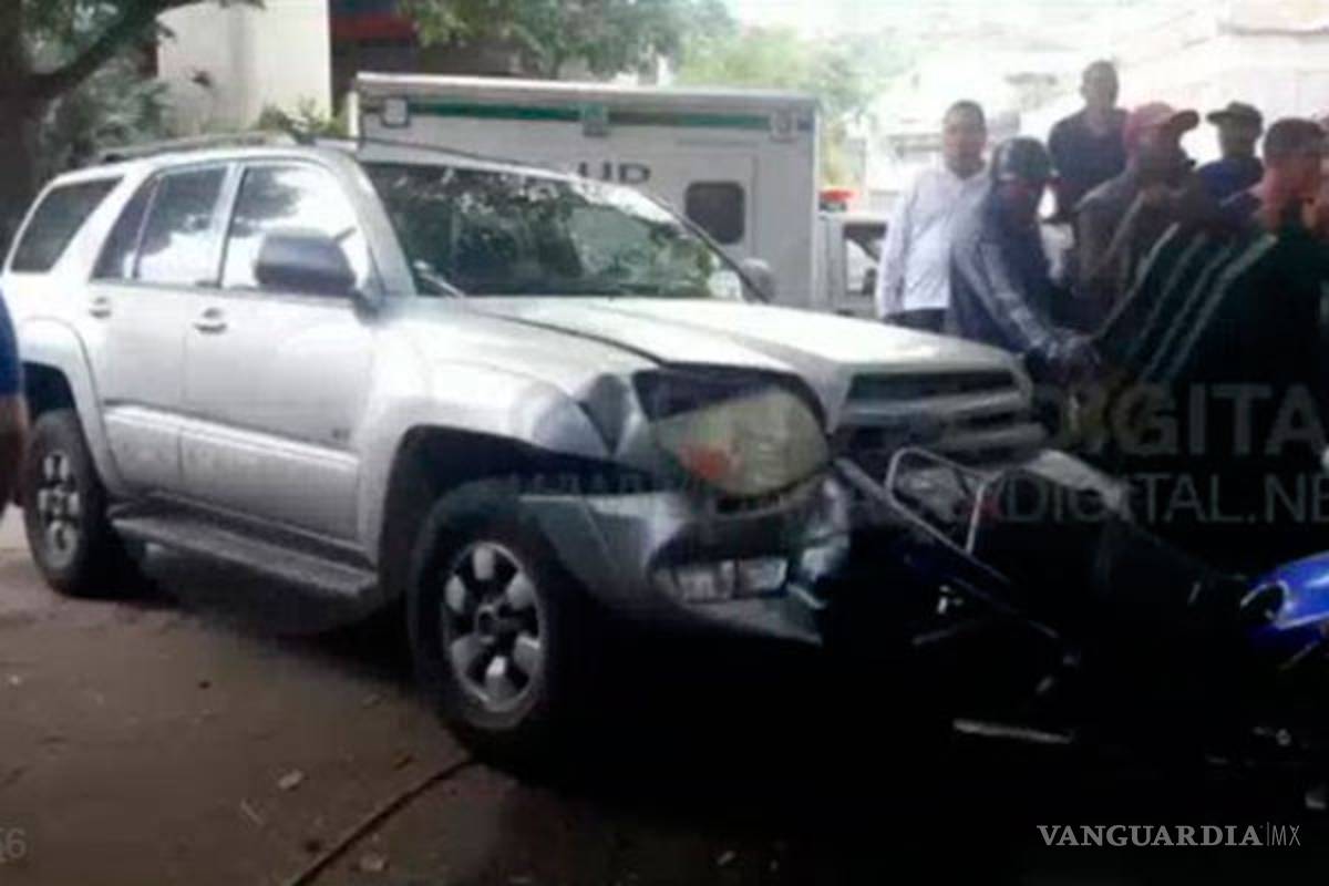 Atropella con su camioneta a ladrones que le quitaron su celular (video)