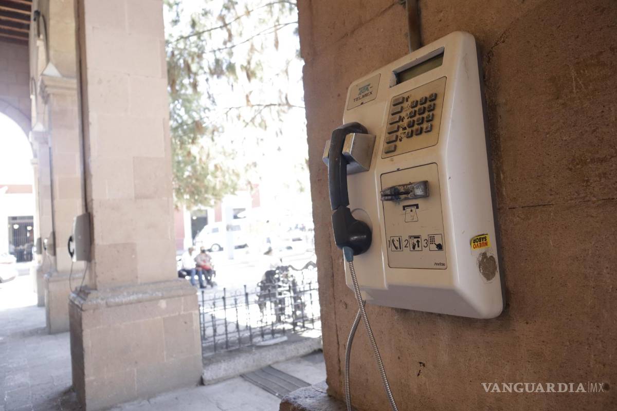 $!Vandalizados, sin funcionar y olvidados están los teléfonos de la Plaza de Armas.