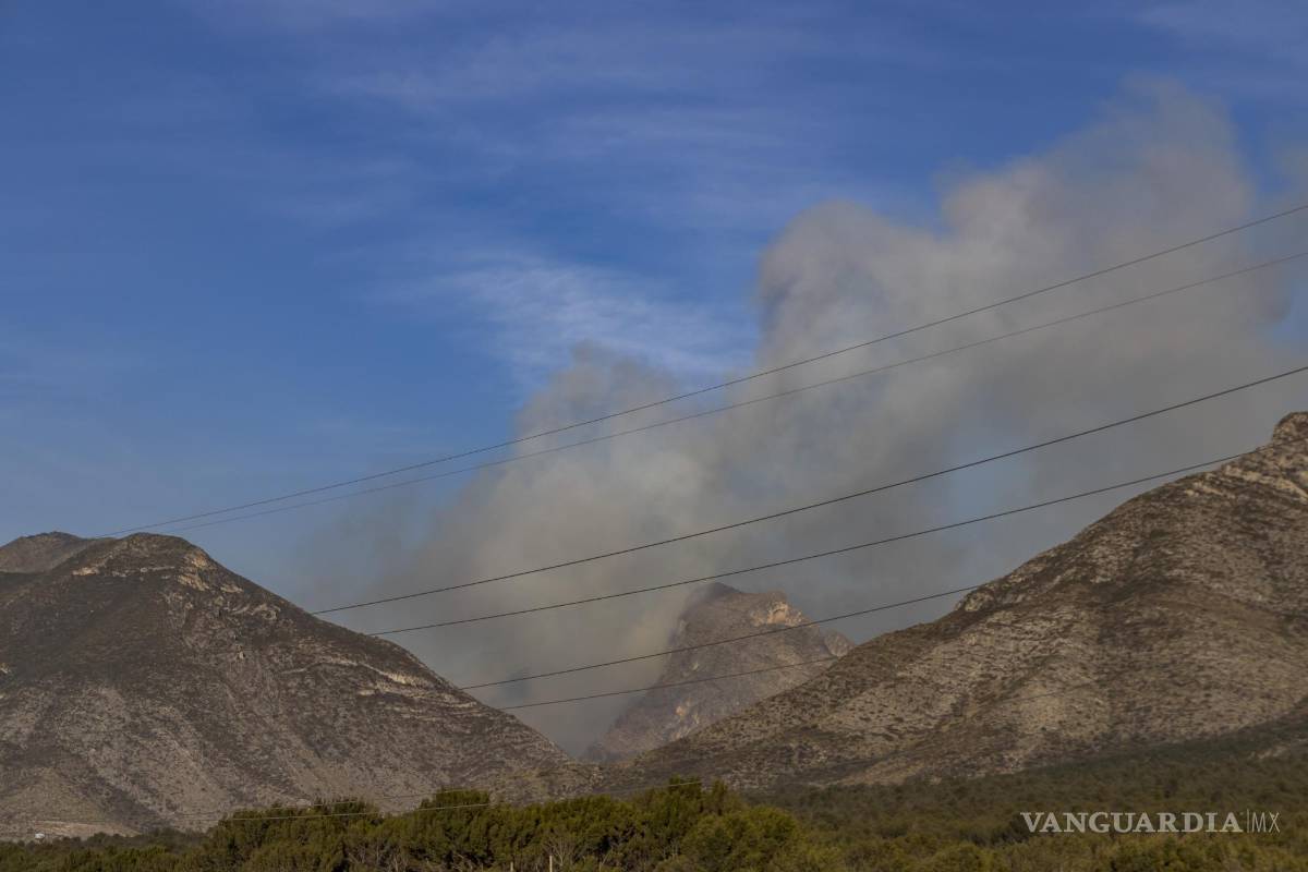 Saltillo: por incendio escuelas evacuan planteles; PC llama a no caer en pánico