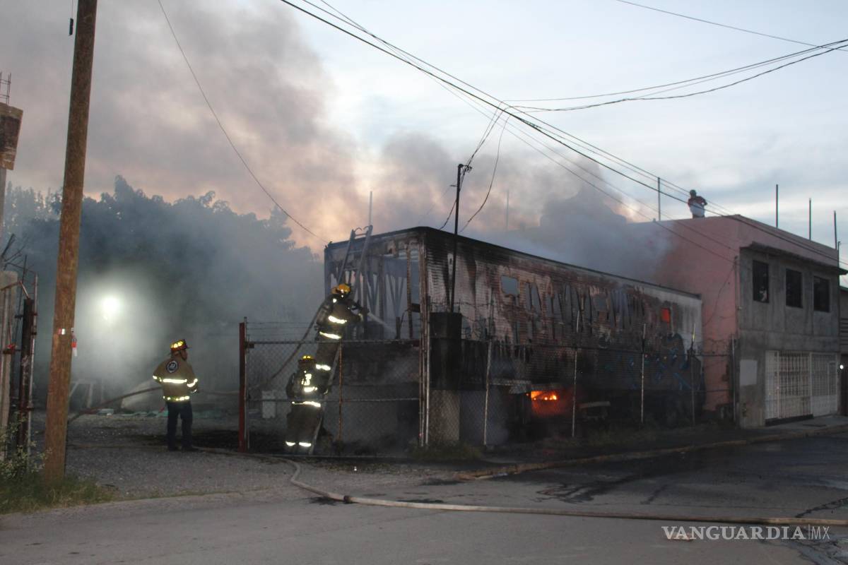 Incendio consume caja de tráiler en la Vista Hermosa, en Saltillo