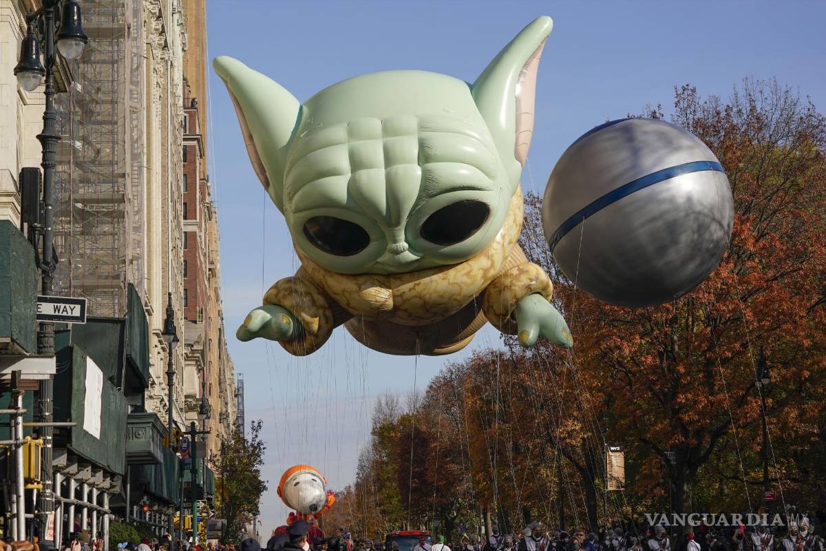 $!Una carroza que representa a “Grogu” se mueve por Central Park West durante el Desfile del Día de Acción de Gracias de Macy’s en Nueva York. AP/Seth Wenig