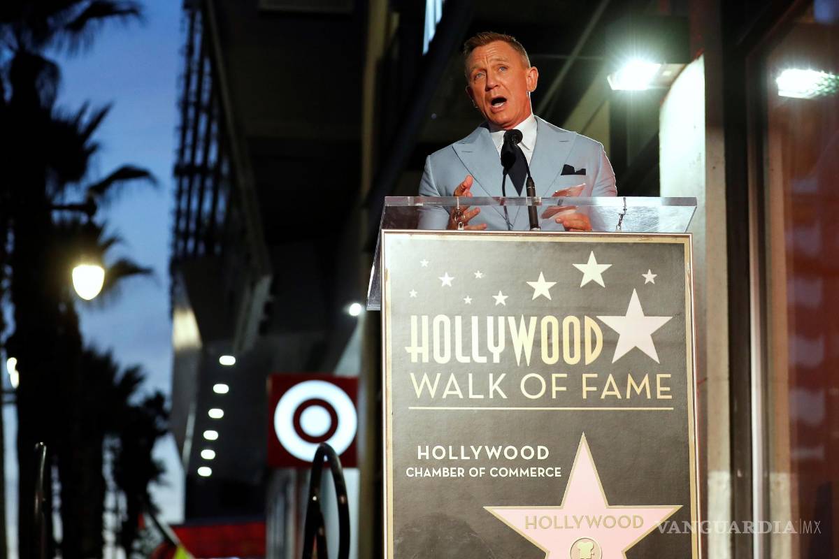 $!El actor británico Daniel Craig habla durante una ceremonia en su honor mientras recibe una nueva estrella en el Paseo de la Fama de Hollywood en Los Ángeles, California. EFE/EPA/Caroline Breham
