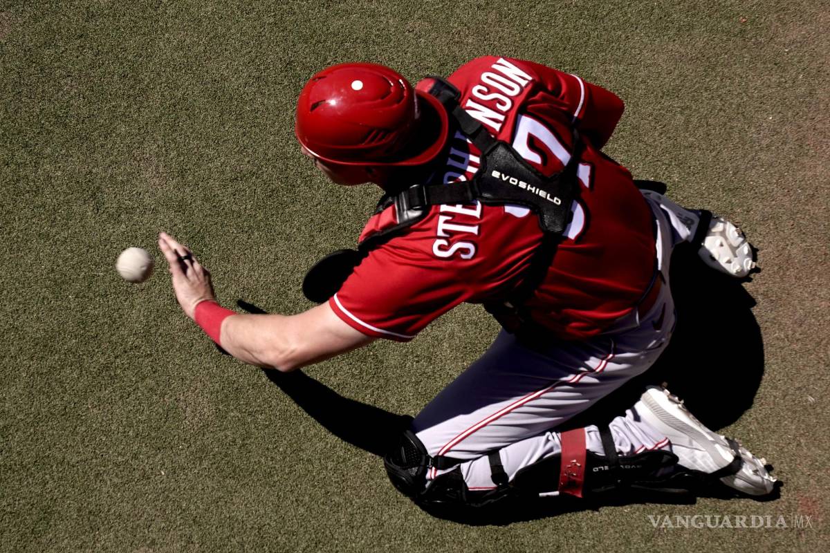 $!El catcher de los Rojos de Cincinnati, Tyler Stephenson, calienta en el bullpen antes de un juego de entrenamiento de primavera contra los Reales de Kansas City.