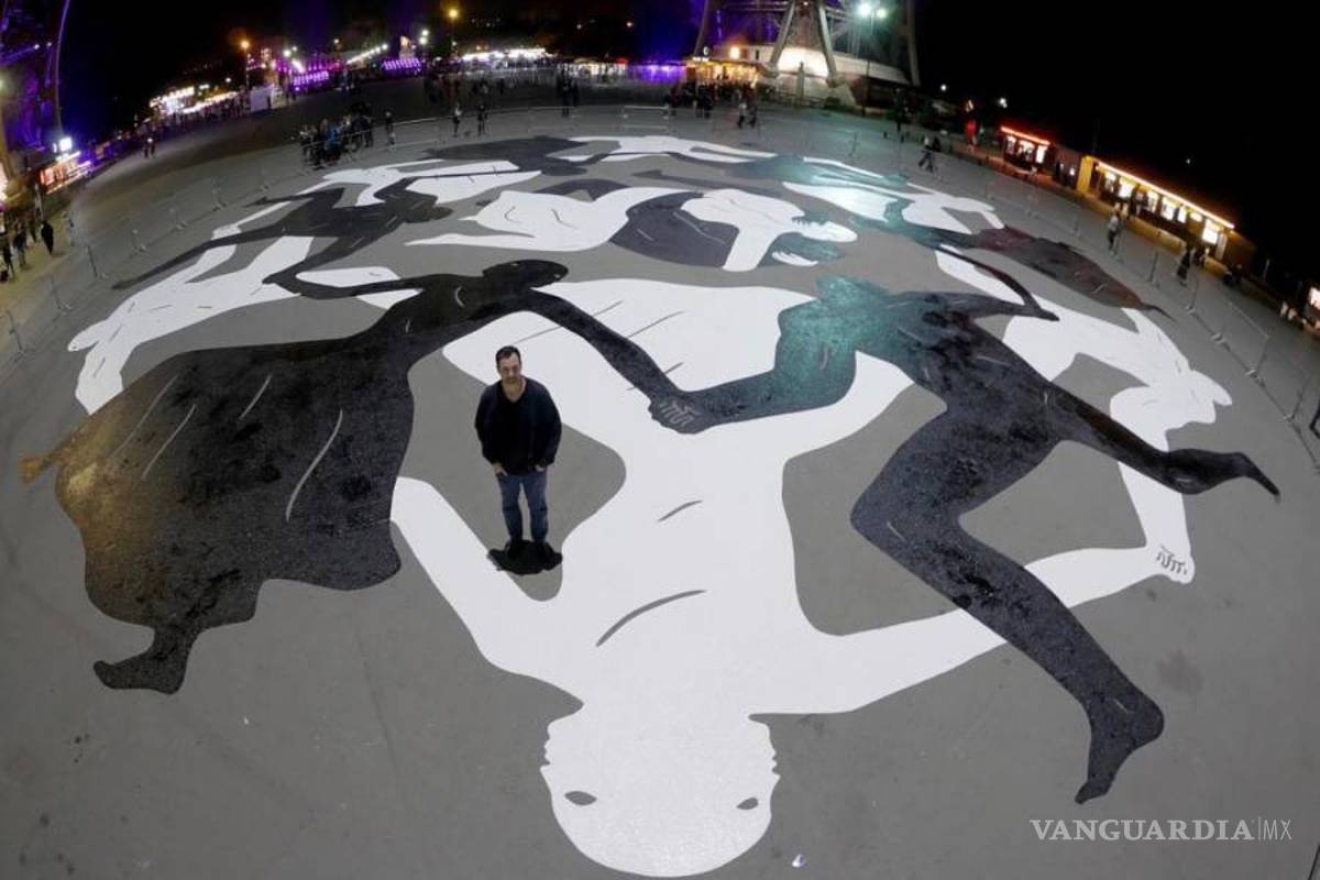 Artista estadounidense realiza una pintura gigante bajo Torre Eiffel