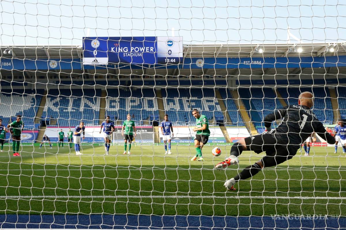 El portero del Leicester se pone la capa y evita la derrota de su equipo