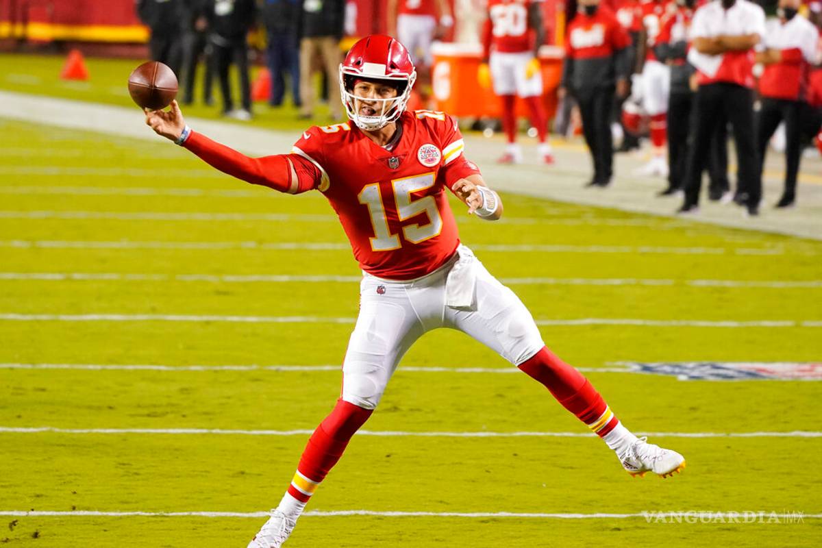 Chiefs inician defensa de su título con triunfo ante Texans en el regreso de la NFL