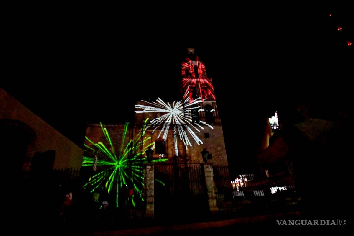 $!Ciudadanos disfrutan del video mapping sobre la iglesia Santiago Apóstol de Monclova