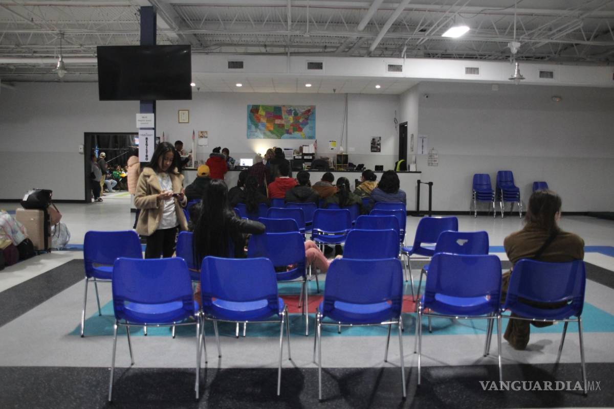 $!Mgrantes esperan su turno para registrarse y entrar al albergue Caridades Católicas en McAllen, Texas.