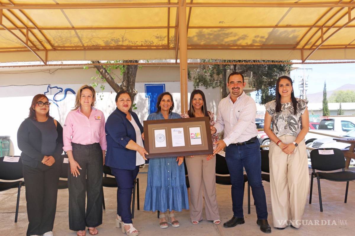 $!Liliana Salinas Valdés, presidenta honoraria del DIF Coahuila, recibe reconocimiento por su compromiso con la inclusión social y educativa.