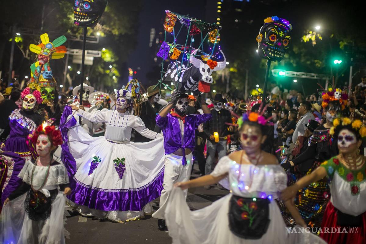 $!Personas caracterizadas de Catrinas participan en la Procesión de Catrinas como parte de las celebraciones por el Día de Muertos, en Ciudad de México.