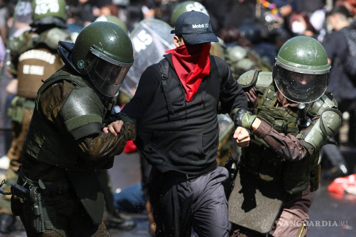Reprimen a estudiantes con gases lacrimógenos y camiones con mangueras de agua en Chile