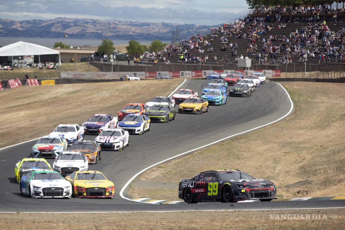 $!El piloto Daniel Suárez (99), lidera el pelotón en la curva 3 durante de la NASCAR Cup Series en Sonoma Raceway en Sonoma, California.