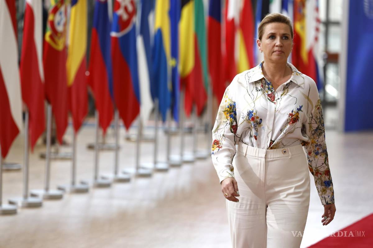 $!La primera ministra de Dinamarca, Mette Frederiksen, llega a una cumbre de la UE en Bruselas.