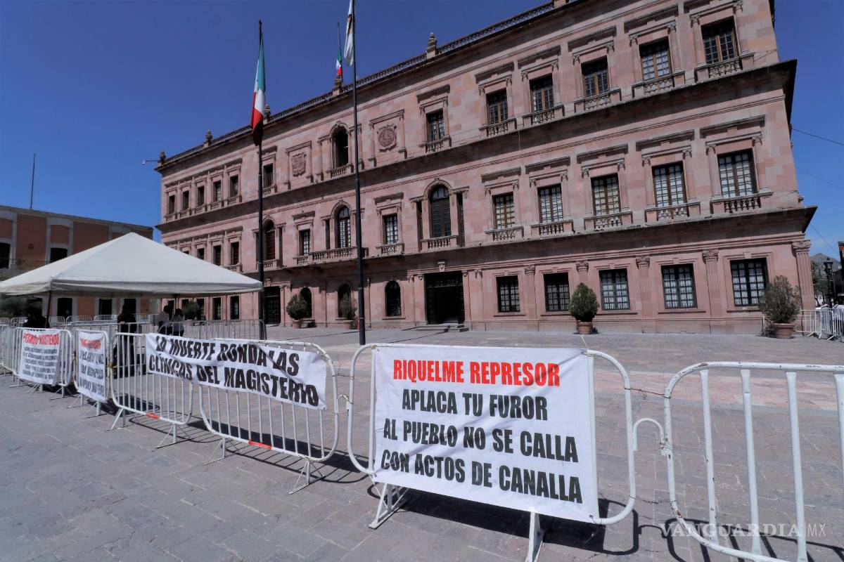 $!Tras colocar mantas y gritar consignas a las afueras del Palacio de Gobierno, los maestros de la Coalición recordaron algunas de sus demandas.