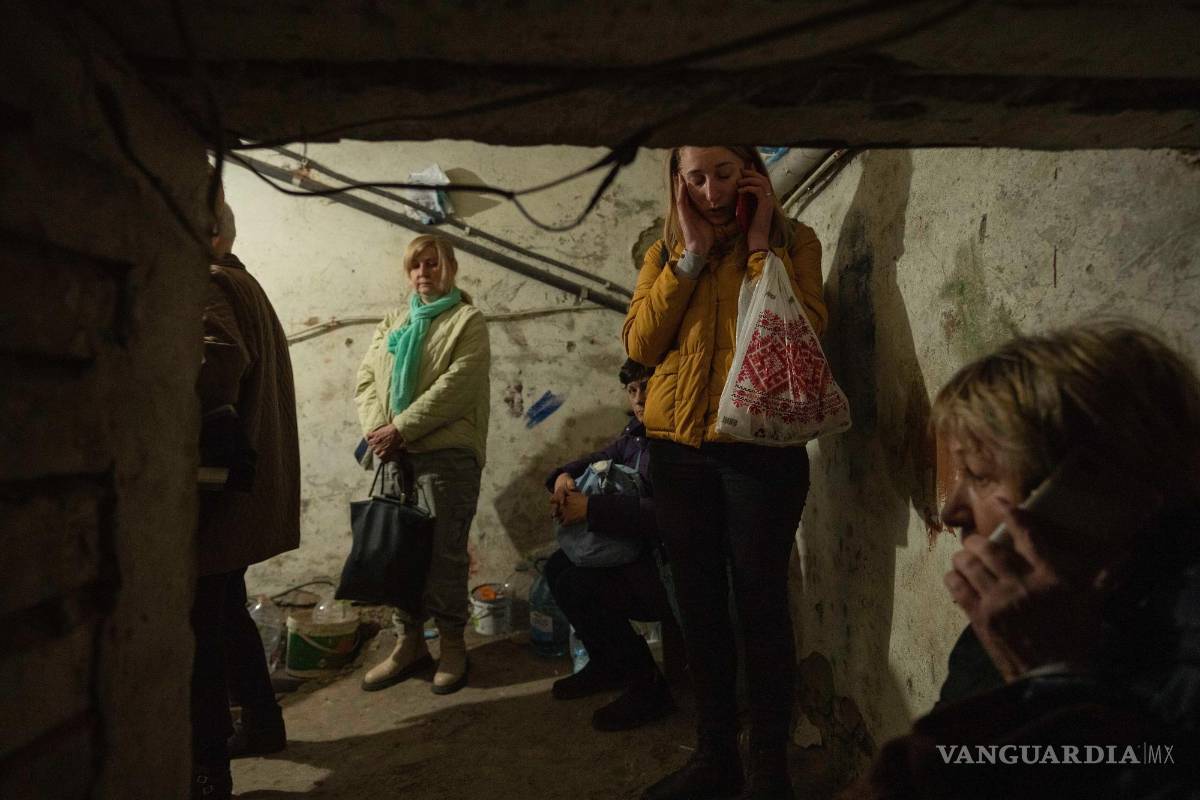 $!Un grupo de personas esperan en un refugio subterráneo tras explosiones en Leópolis, en el oeste de Ucrania, el 26 de marzo de 2022.