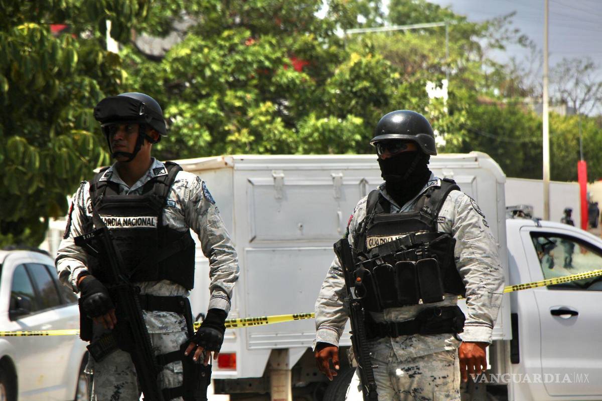 $!Dos escoltas del político murieron por los impactos, mientras que otro resultó herido; al momento se encuentran autoridades resguardando el lugar.