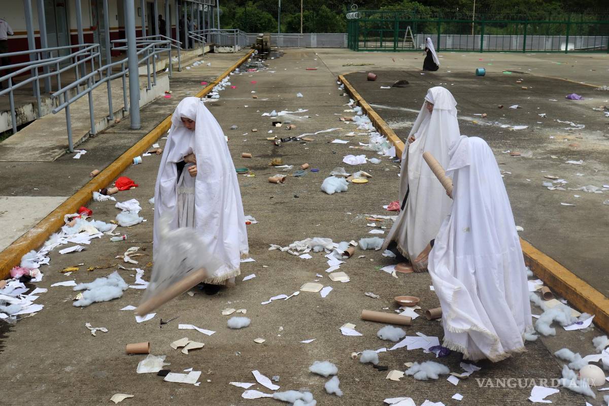 $!Una veintena de migrantes judíos ortodoxos de la comunidad Lev Tahor se amotinaron este miércoles al mediodía en un centro para la familia en el municipio de Huixtla, estado de Chiapas, sureste de México, para exigir su salida del lugar donde acumulan ya seis días.