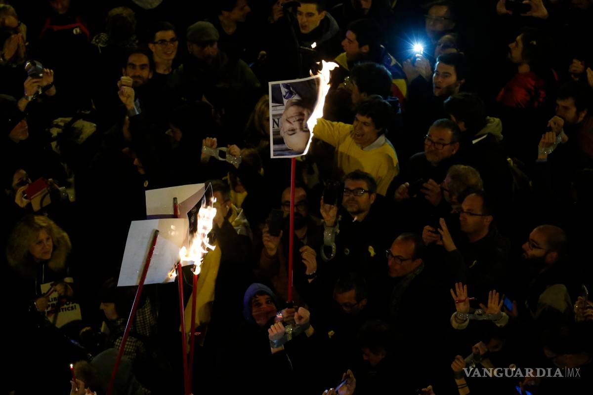 $!Se manifiestan catalanes contra prisión a independentistas