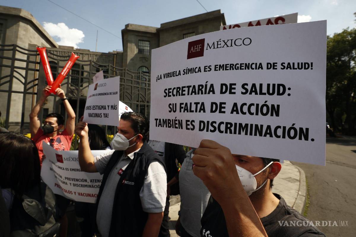 $!Un grupo de personas se manifiestan para exigir vacunas contra la viruela símica afuera de la Secretaria de Salud en Ciudad de México (México).