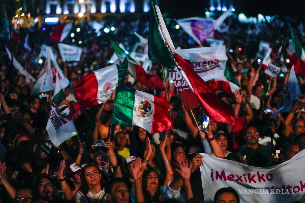 $!Simpatizantes de Claudia Sheinbaum celebran en el Zócalo en CDMX tras darse a conocer el conteo rápido oficial que le daba la ventaja en las elecciones generales.