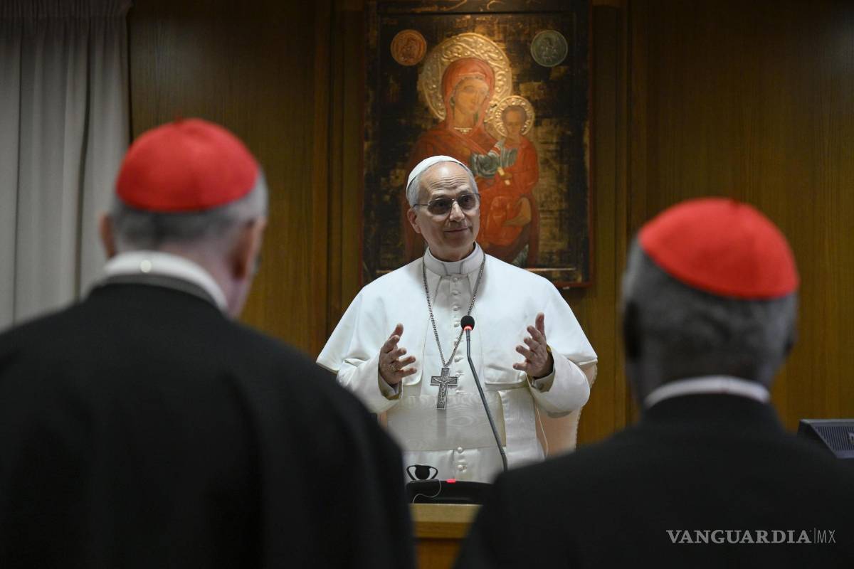 $!El papa León XIV durante un encuentro con los cardenales que dos días antes le eligieron como el 267 pontífice de la Iglesia católica.