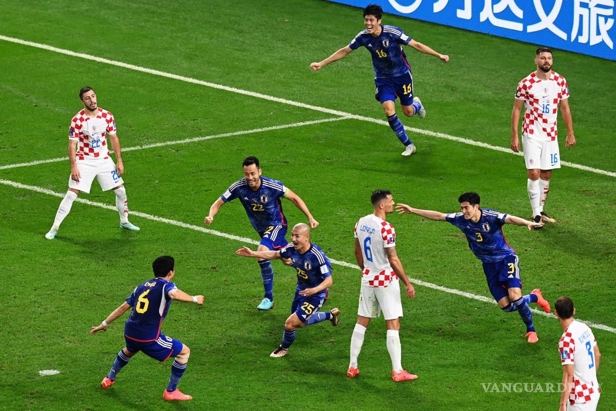 $!Daizen Maeda de Japón (25) celebra la anotación con sus compañeros.