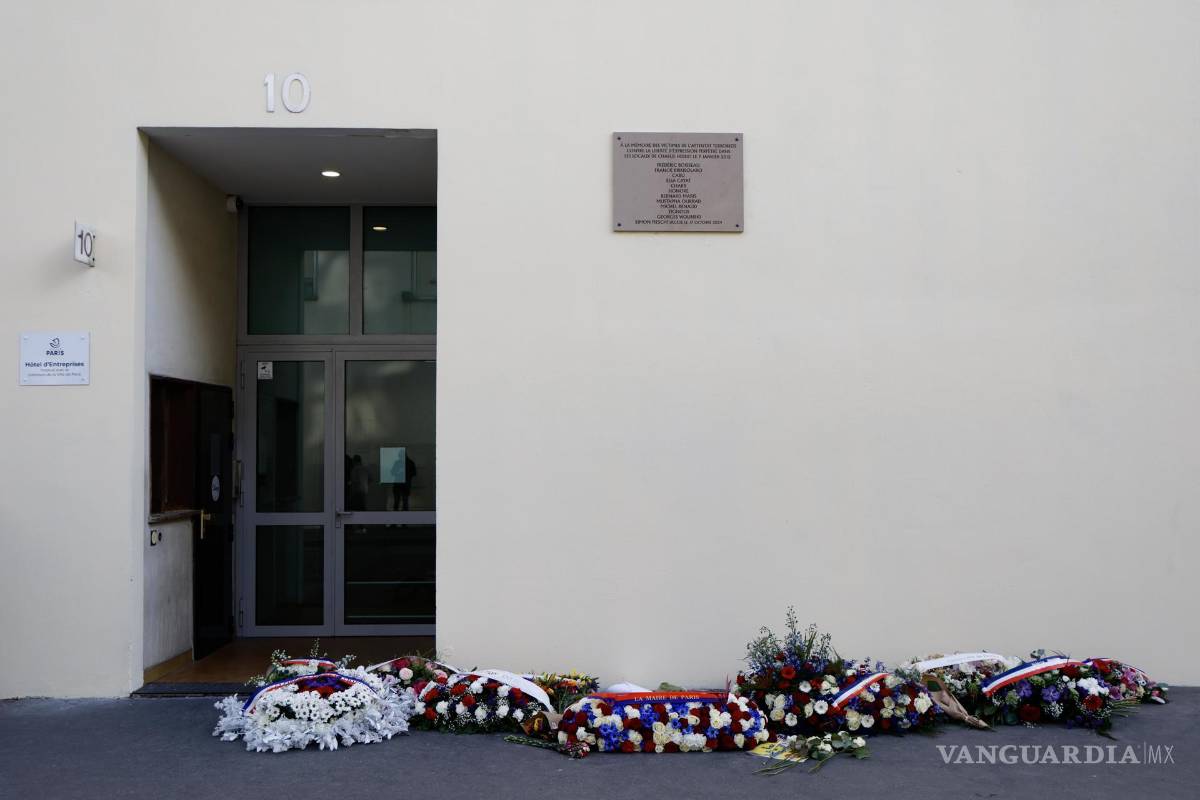 $!Coronas de flores frente a las antiguas oficinas de Charlie Hebdo, lugar del ataque de 2015, en el aniversario a los 10 años del ataque islamista al periódico satírico.