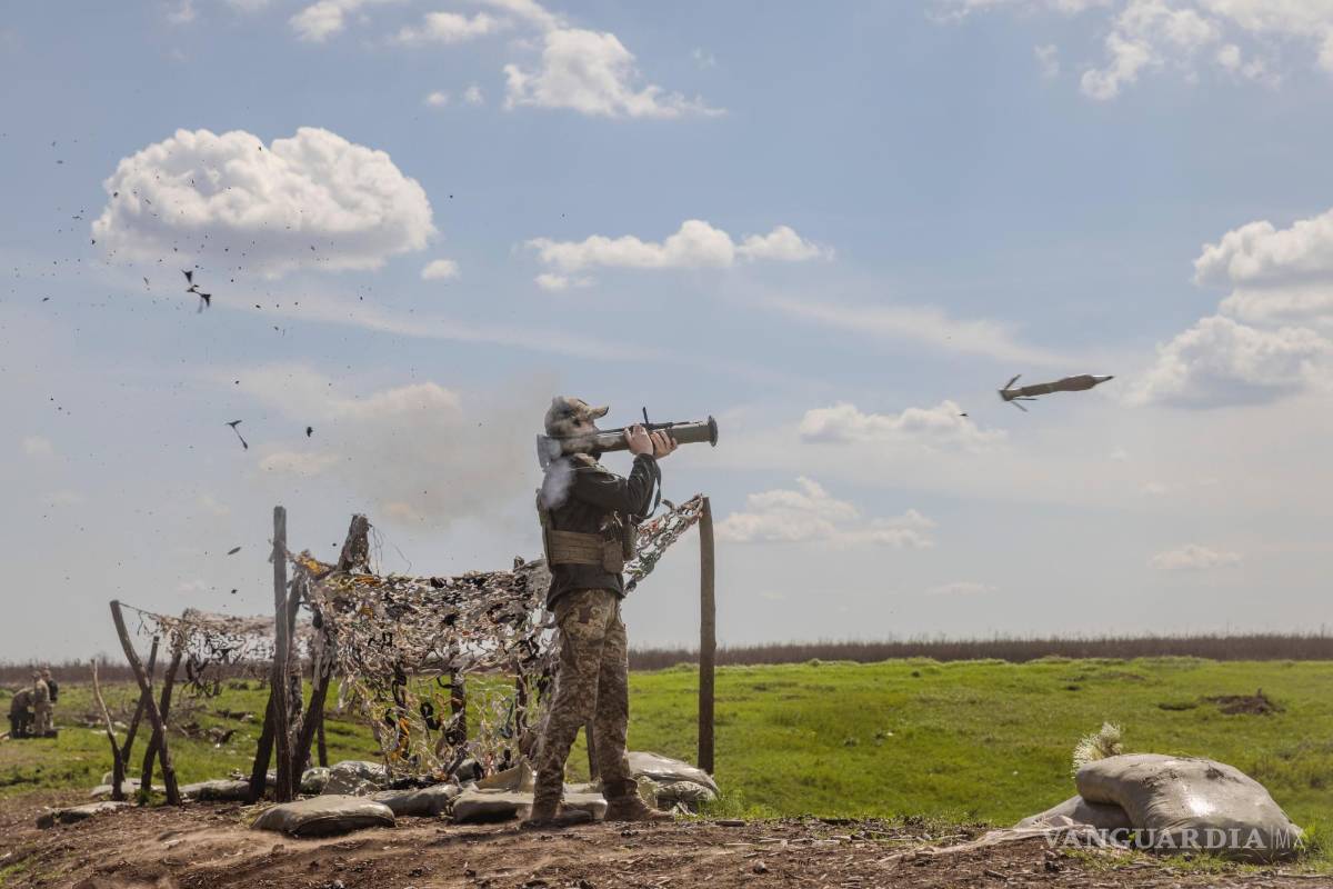 $!Un soldado de la 68.ª Brigada Jaeger de Ucrania dispara un arma antitanque en un campo de tiro establecido para el entrenamiento de tropas en la región de Donetsk.