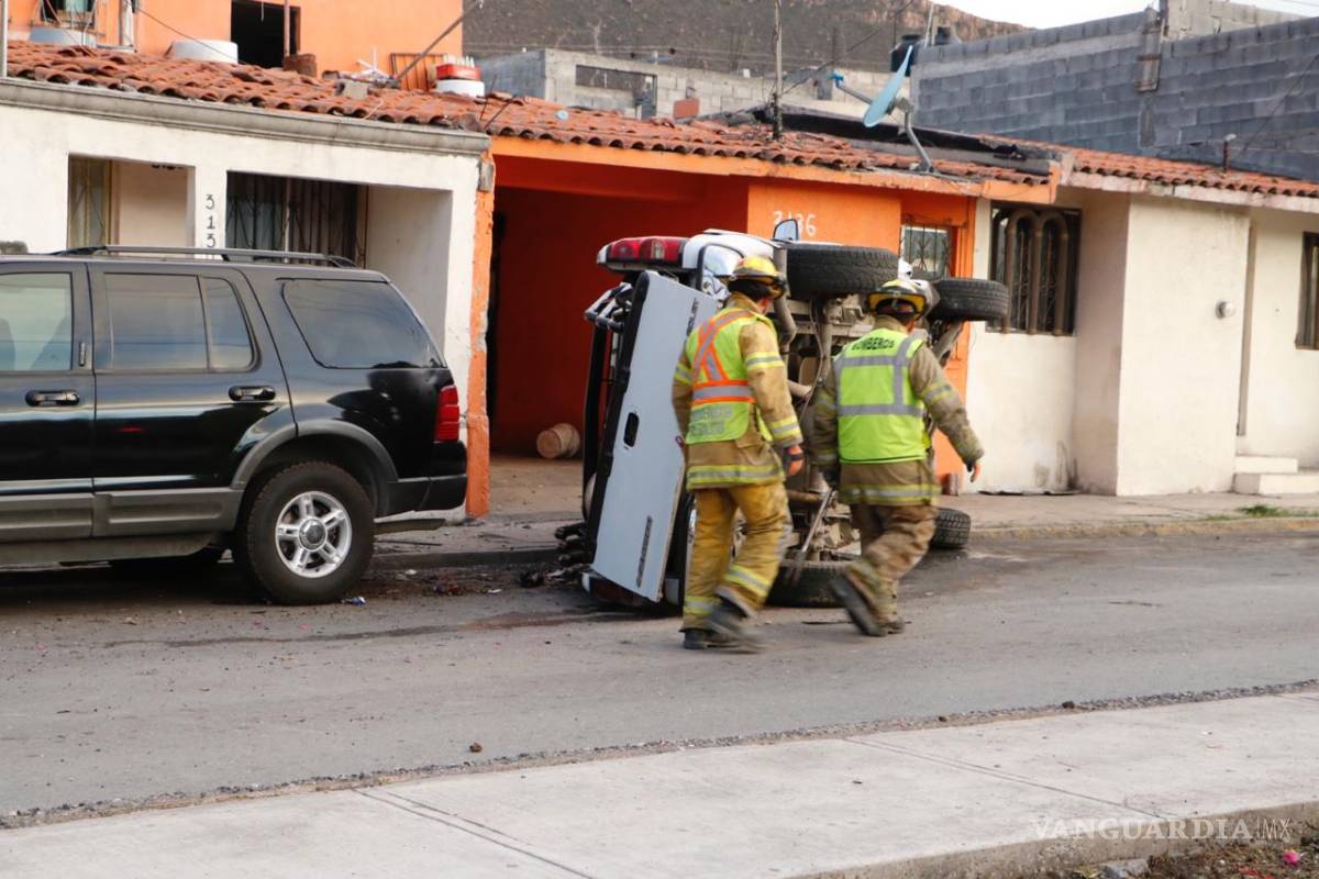 $!Vuelca camioneta y se impacta contra casa y vehículo, al poniente de Saltillo