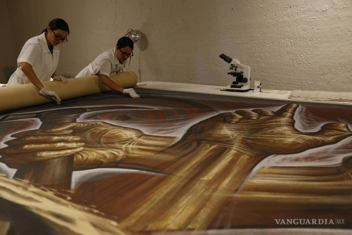 $!Especialistas laboran en la restauración del mural “La Guerra y La Paz” del pintor y muralista mexicano Gabriel Flores en el exconvento del Carmen de Guadalajara.