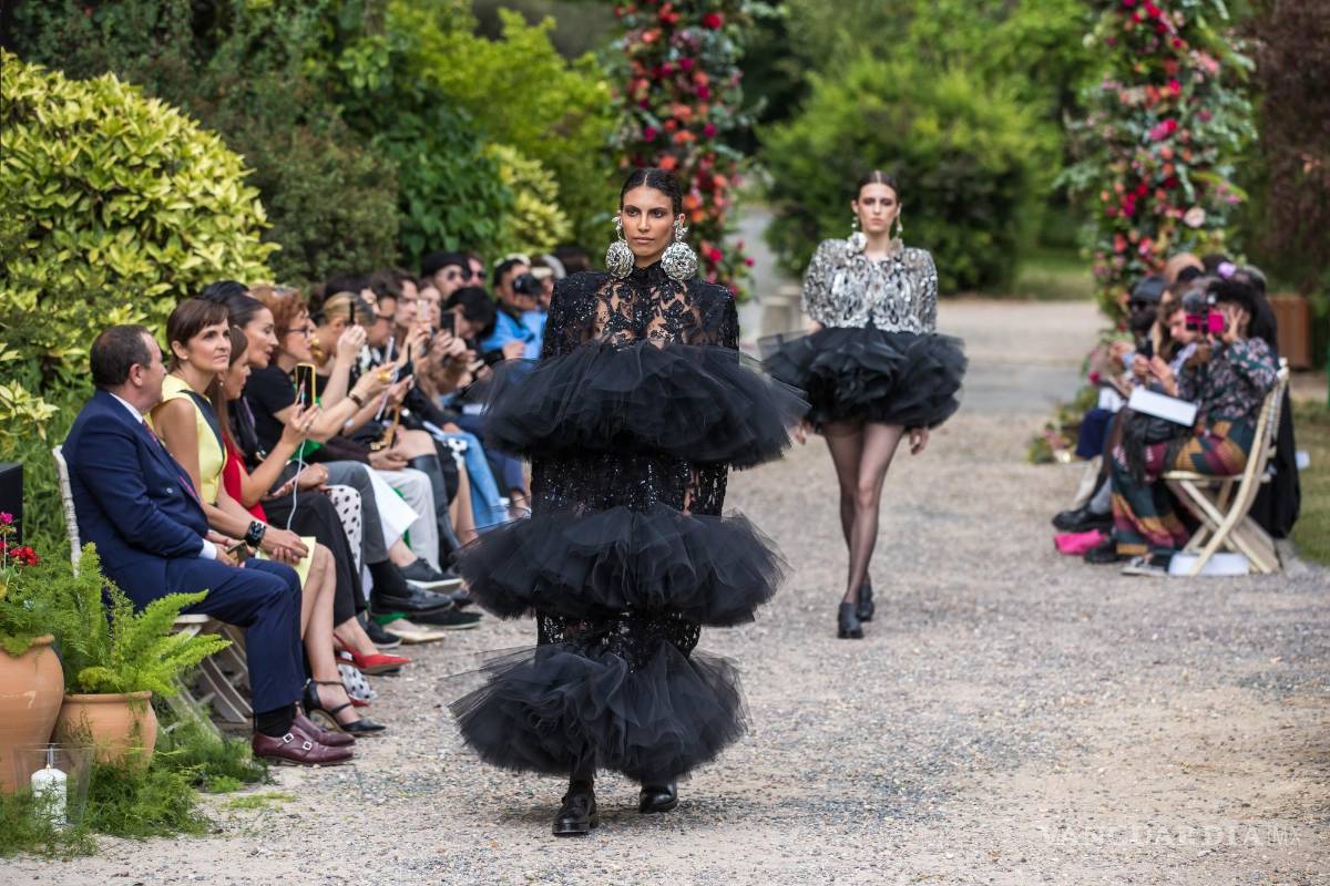 $!Una modelo presenta una creación de la colección Otoño/Invierno 2022/23 de la diseñadora española Juana Martín en la Semana de la Moda de París, en Francia.