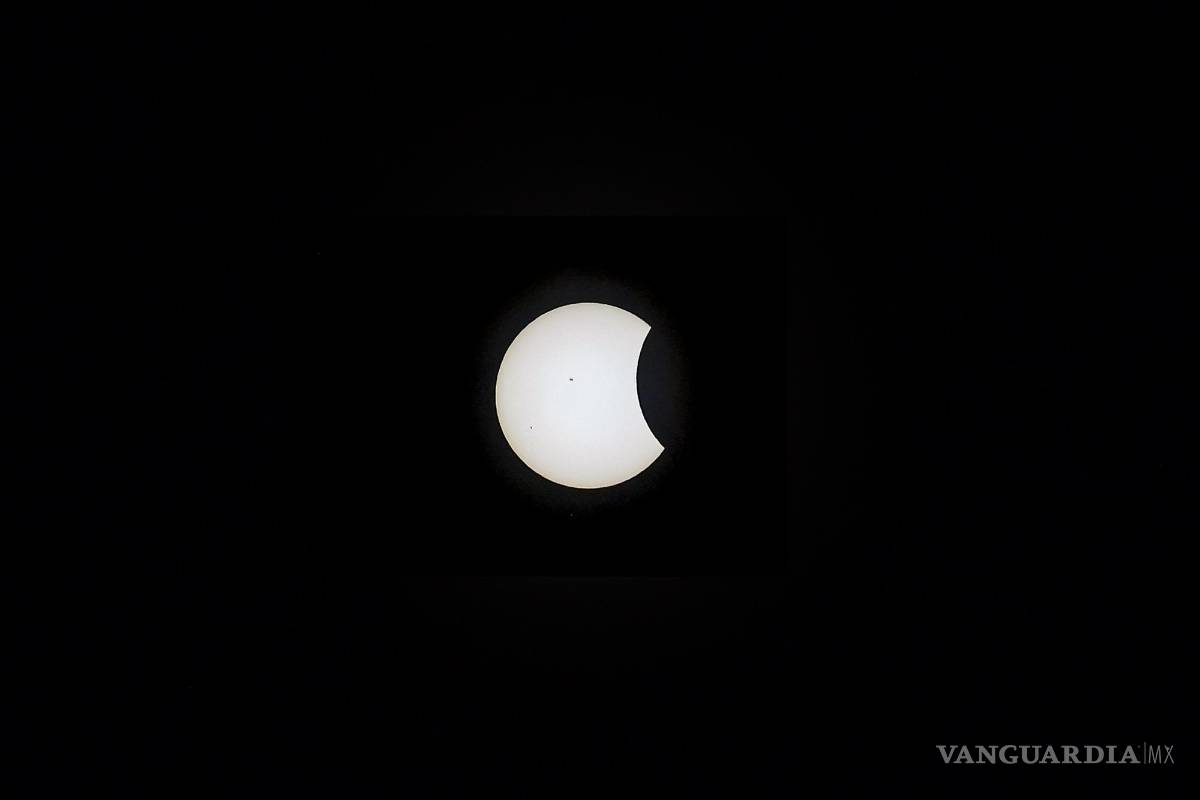 Así cautiva, maravilla y asombra el eclipse solar desde Mazatlán hasta la isla de Terranova (fotos)