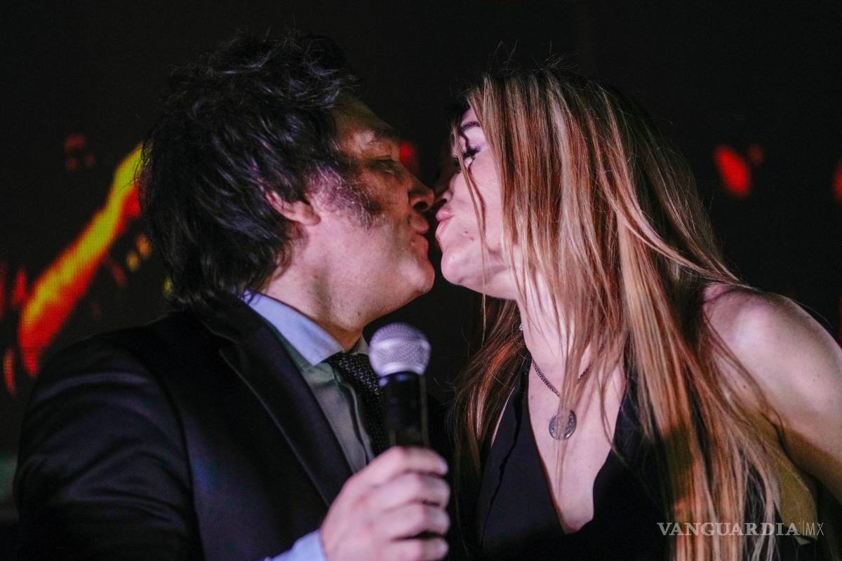 $!El candidato presidencial de la coalición Libertad Avanza Javier Milei, a la derecha, besa a su novia Fátima Flórez en su sede de campaña en Buenos Aires.